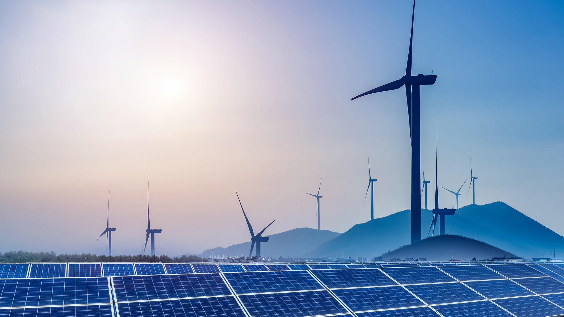 Windkraftanlagen und Solarmodule in einer Energielandschaft