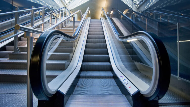 Nahaufnahme Rolltreppe in modernem Gebäude