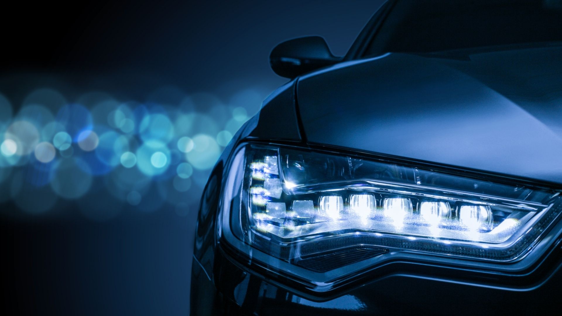 LED-Scheinwerfer eines modernen Fahrzeugs bei Nacht