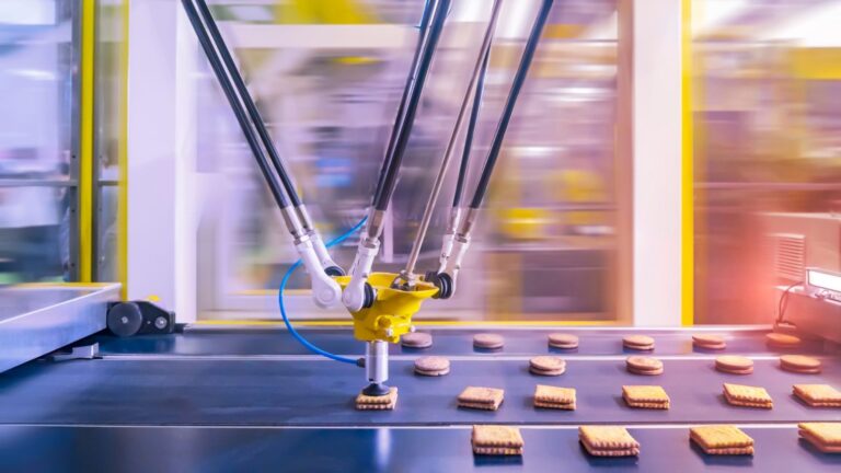 Automatisierter Pick-and-Place-Roboter sortiert Gebäck auf Förderband