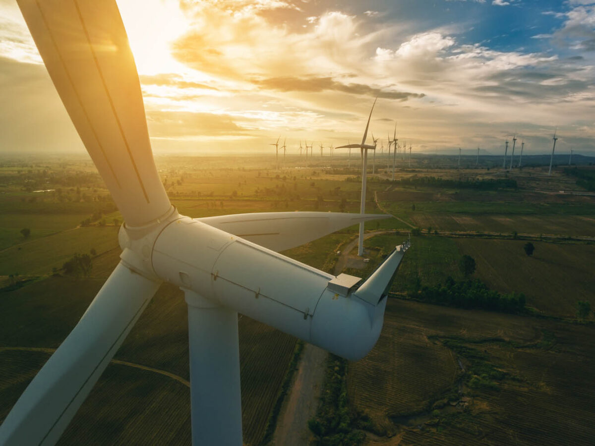 Windkraftanlage aus der Nähe in einer Landschaft mit mehreren Windrädern